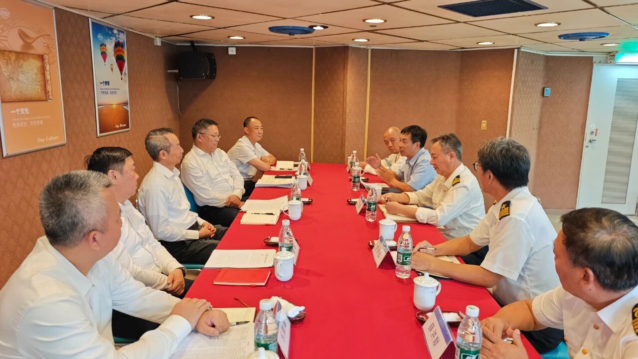 公司与海控/集运慰问“新鉴真”轮船员