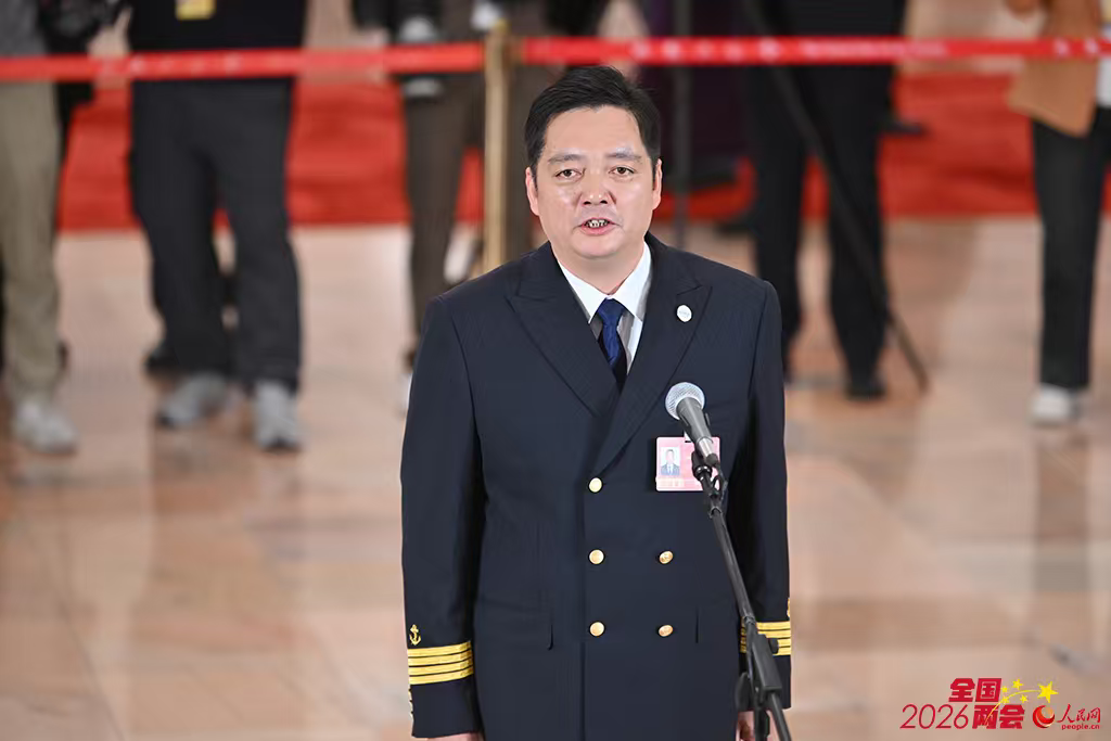 全国两会“代表通道”上，迎来首位一线船员代表